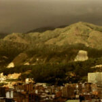 Atardecer de Bogotá donde se observa la ciudad y una parte de sus montañas