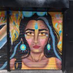 Mural de mujer con aura astrológica.
