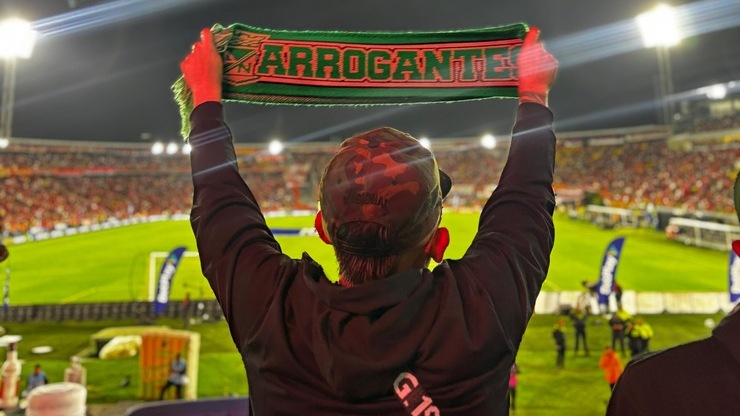 hincha verdolaga con bufanda de Atlético Nacional