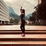 Moda otoñal con un toque de color 💜🍁