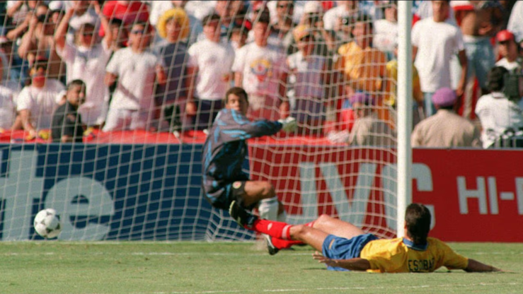 andres escobar en el momento del autogol