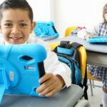 El uso de celulares en colegios genera debate. Conoce porque prohibirlos o regularlos puede transformar la educación y el comportamiento de los estudiantes.