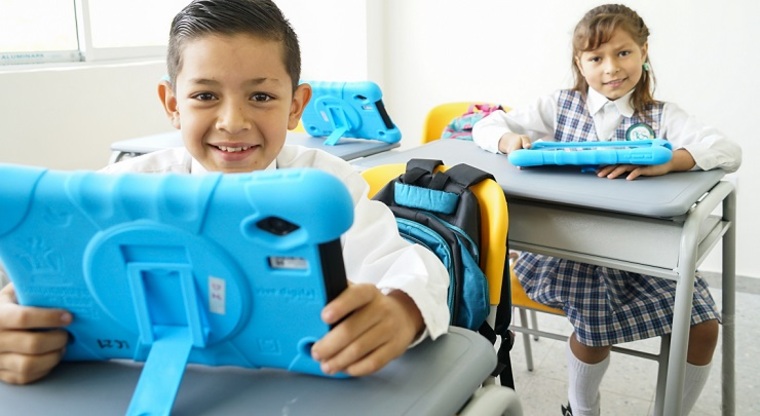 El uso de celulares en colegios genera debate. Conoce porque prohibirlos o regularlos puede transformar la educación y el comportamiento de los estudiantes.