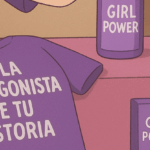 n primer plano se ve una camiseta con la frase “Sé la protagonista de tu historia”, junto a varios productos como frascos, cajas y envases que llevan el texto “Girl Power”. La escena transmite una crítica sutil al uso comercial de los mensajes de poder femenino, mostrando cómo frases inspiradoras se convierten en mercancía dentro de un entorno de tienda.
