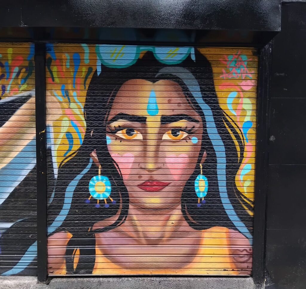 “En sus ojos arde el sol y en su silencio florece el universo.”