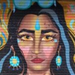 “En sus ojos arde el sol y en su silencio florece el universo.”