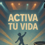 Dos jóvenes, una publicista y un periodista, observan inquietos un evento de bebida energética mientras el escenario brilla con el lema “Activa tu vida”.